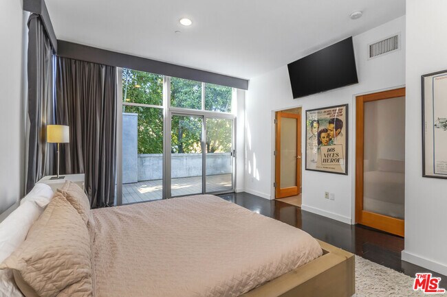 Building Photo - 900 N W Knoll Dr