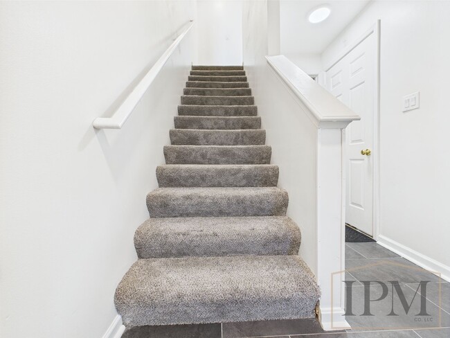 Building Photo - Newly Renovated!  3 bedrooms, 2 full baths...