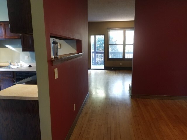 Building Photo - 570 Laurel Ave
