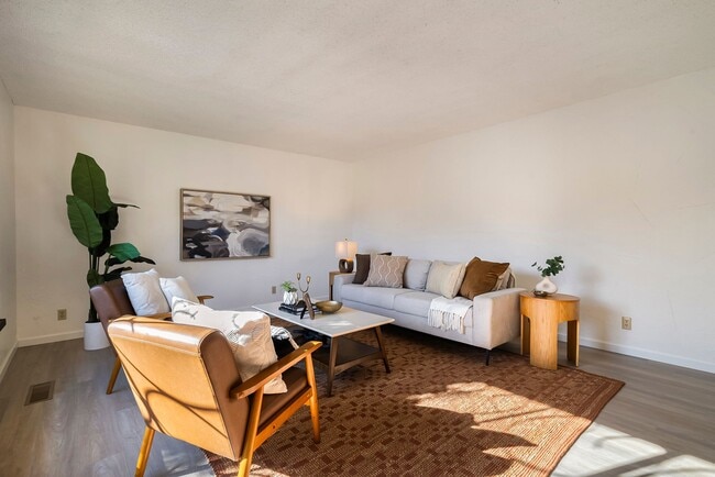 Building Photo - 1096 Corino Real Ct