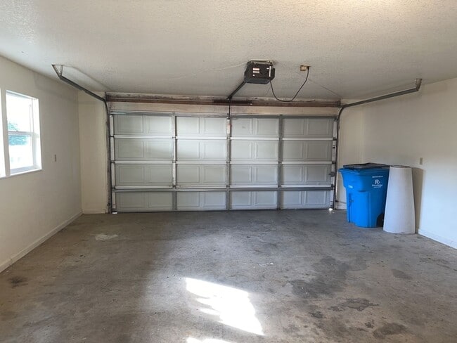 Building Photo - 3 Bedroom 2 Bath Home Located in the Cutten/Ridgewood Area