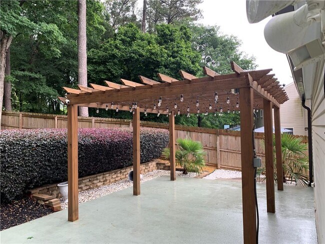 Building Photo - 9695 N Pond Cir