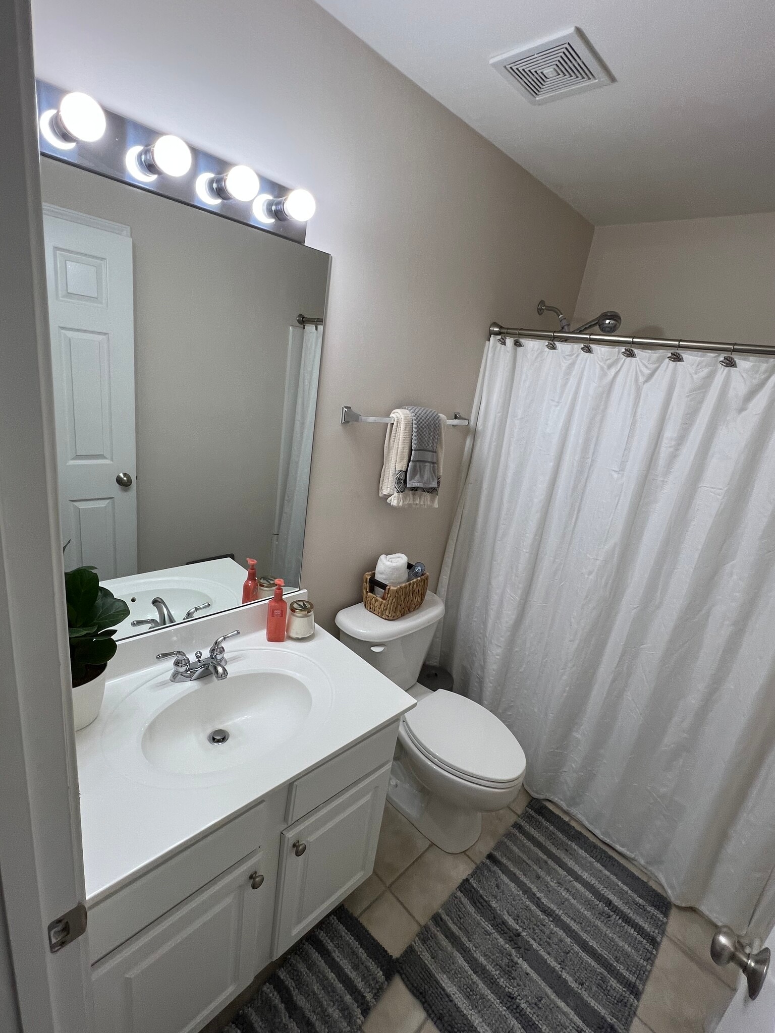 Second bathroom - 5731 Evadale Trce