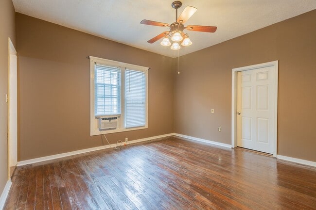 Building Photo - 1 bed, 2 Bath, w/ bonus room, centrally located and convenient to downtown!