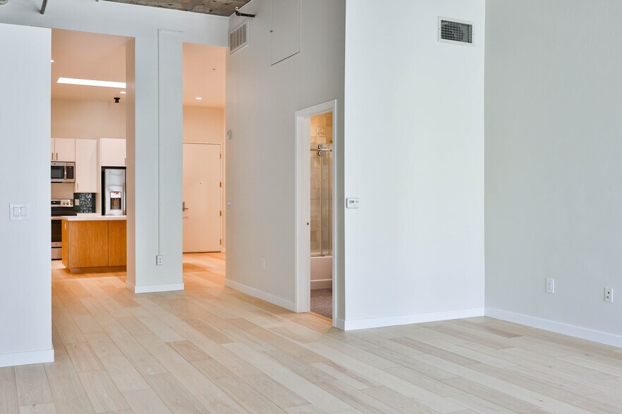 Building Photo - 3211 5th Ave