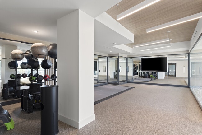 Building Photo - 2425 Peachtree Rd NE