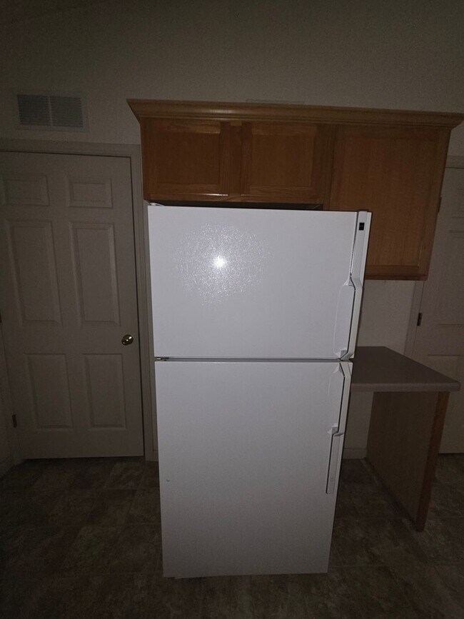 Building Photo - Discover your dream Townhome in Manitowoc!