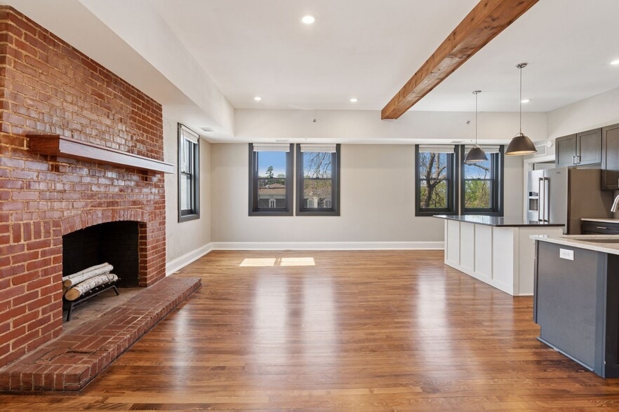 Building Photo - 107 Chestnut St E