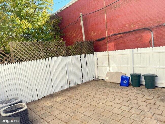 Building Photo - 2528 Poplar St