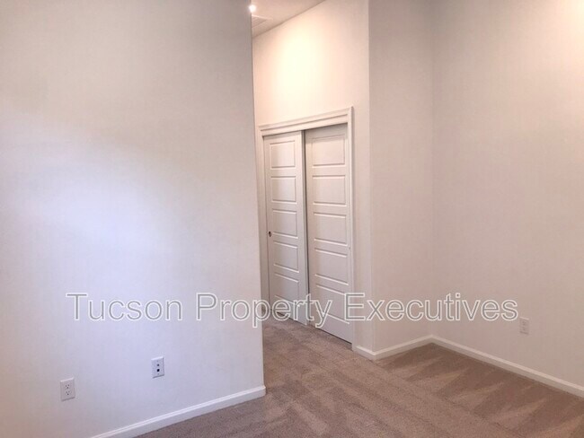 Building Photo - 10918 W Yates Ln