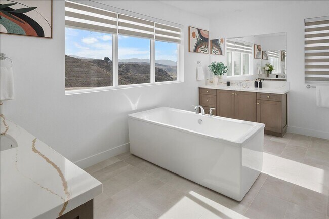 Building Photo - Model-Perfect 5 Bedroom Home in Valencia!