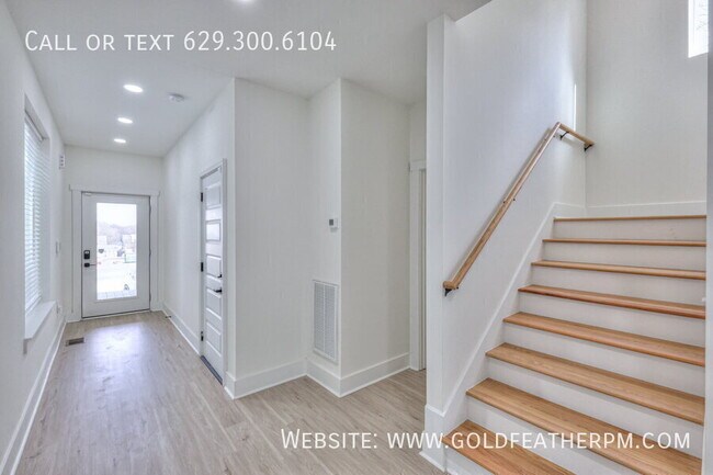 Building Photo - 402B E Trinity Ln-