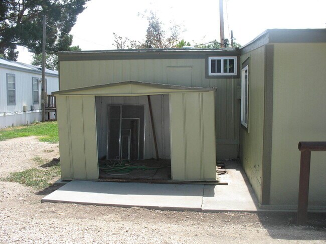 Building Photo - 558 N Elm Ave