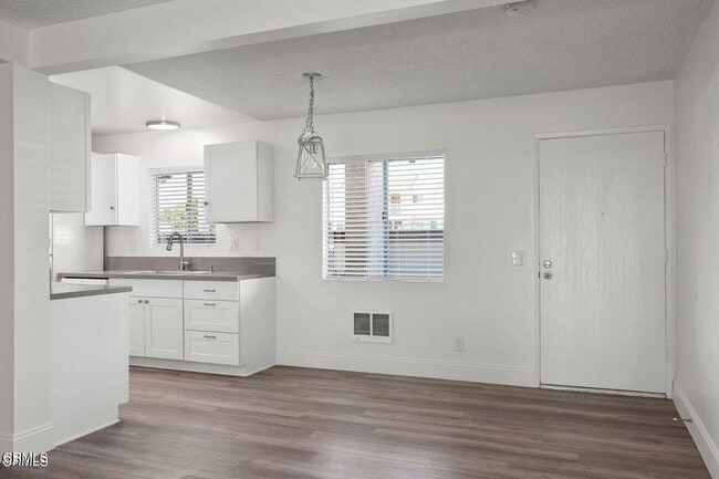 Building Photo - 255 S Ventura Rd