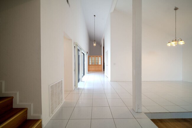 Building Photo - Fountain Valley Family home