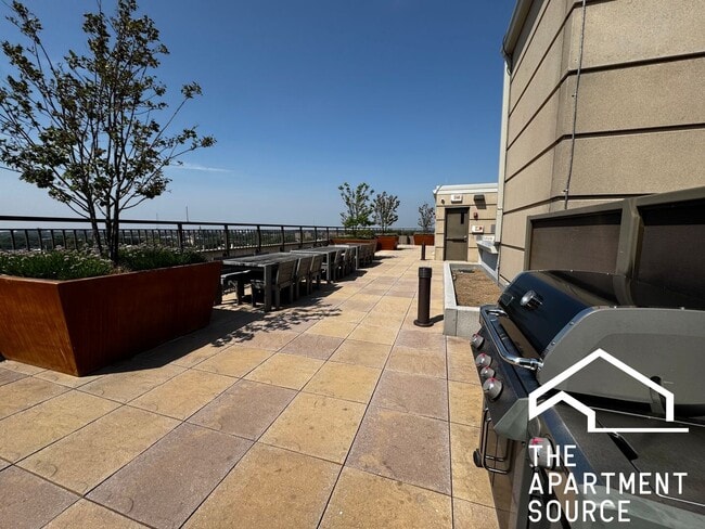 Building Photo - 1323 W Morse Ave