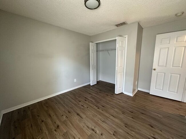 Building Photo - Spacious 3 bedroom, 2 bath home with large...