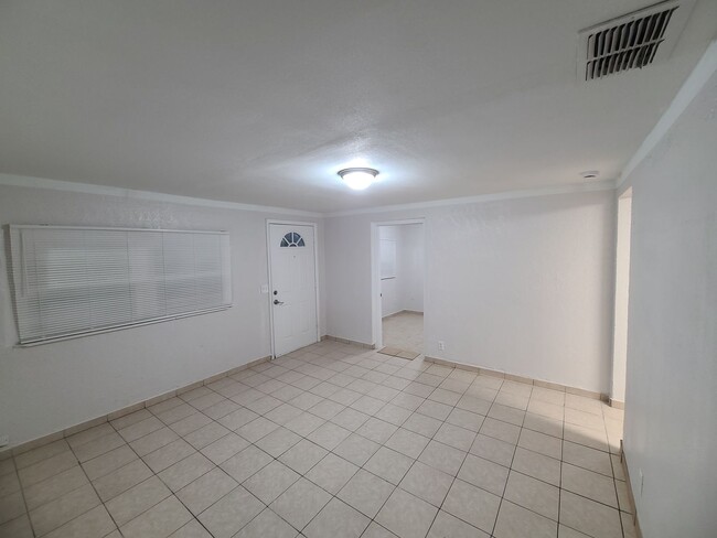 Building Photo - BRAND NEW RENOVATION! Spacious 5-Bed/2-Bat...