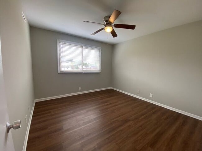 Building Photo - 2 Bedroom Unit was recently renovated. Liv...