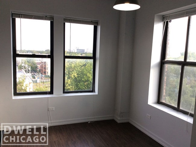 Building Photo - 1305 W Wilson Ave