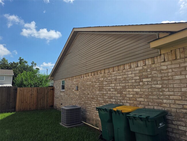 Building Photo - 12531 La Rochelle Dr