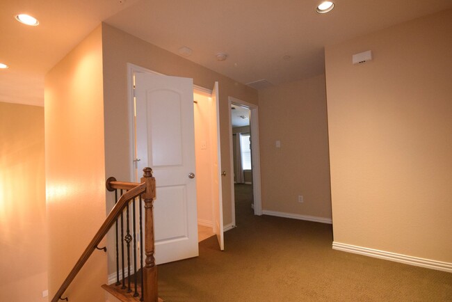 Building Photo - Beautiful 2 bed, 2.5 Bath Townhome in Plano