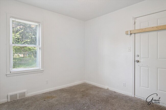 Building Photo - 3 bedroom - 1.5 bath - bungalow - $1250