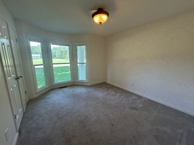 Building Photo - 40 Plainsfield Pl