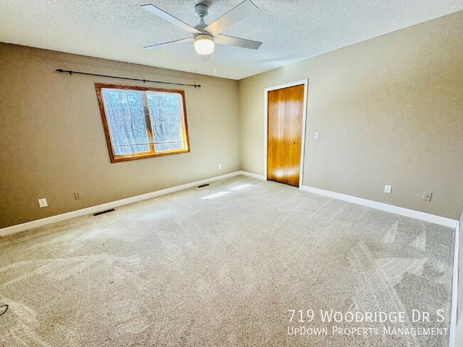 Building Photo - 719 Woodridge Dr S