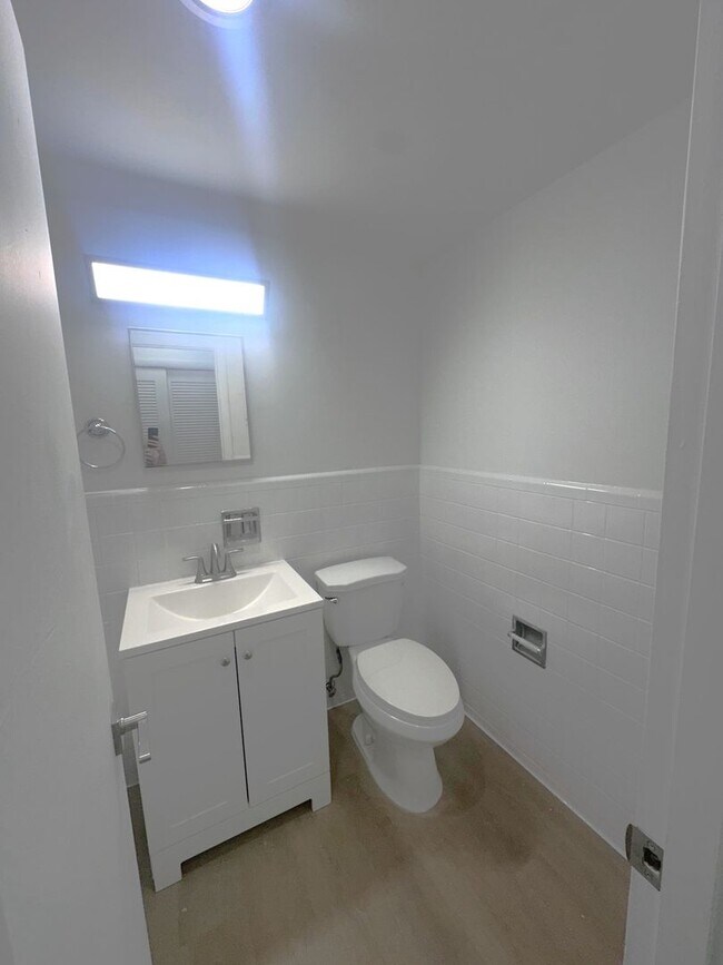 Building Photo - Updated 1 Bedroom 1 Bath Condo - Steps from Fort Lauderdale Beach!