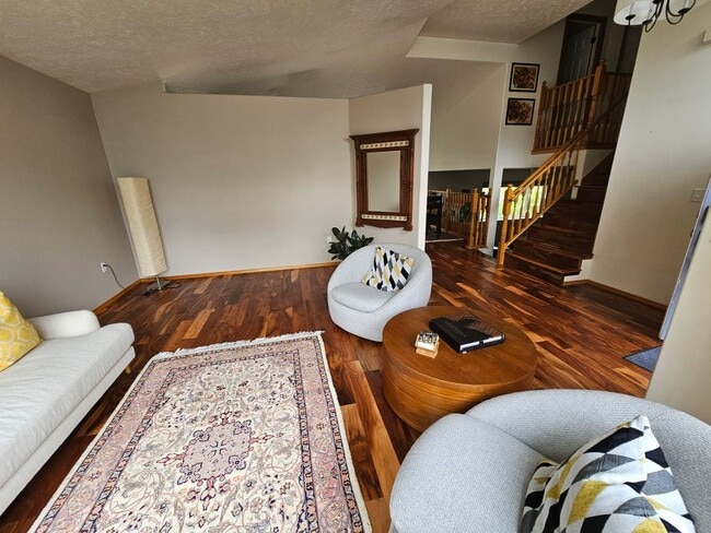 Building Photo - 4 bed/ 3 bath rental with a hot tub!