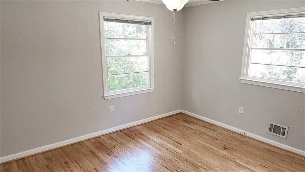 Building Photo - 3022 Templewood Dr NE