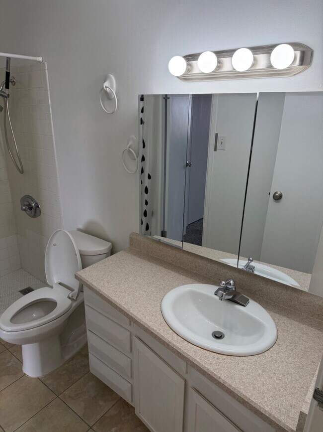 Building Photo - "Charming 1-Bedroom Condo Retreat in the Heart of Denver – Spacious 855 Sq Ft!"