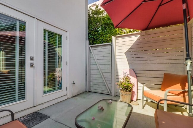 Building Photo - Furnished 2 Bedroom, 1 Bath