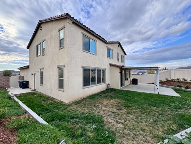Building Photo - Spacious 4 Bedroom Home for Lease in Winch...