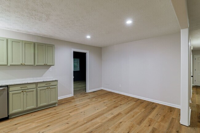 Building Photo - Newly Renovated East Side Home!