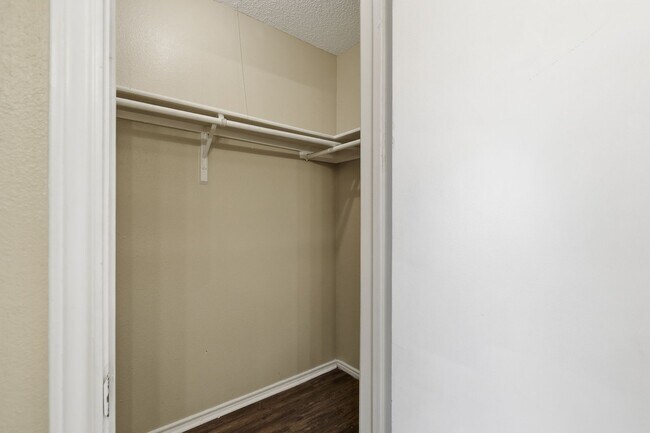 Building Photo - Northwest Crossing Retreat with Greenbelt Views