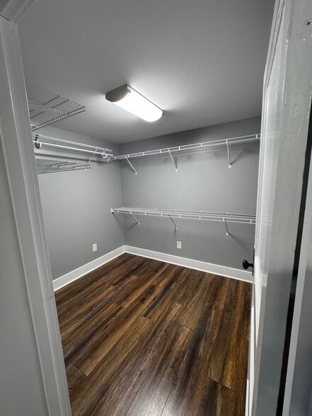 Building Photo - 1615 N Maple Ave