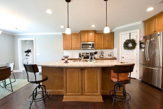 Building Photo - Immaculate 3BR/2BA Home in The Estates – P...