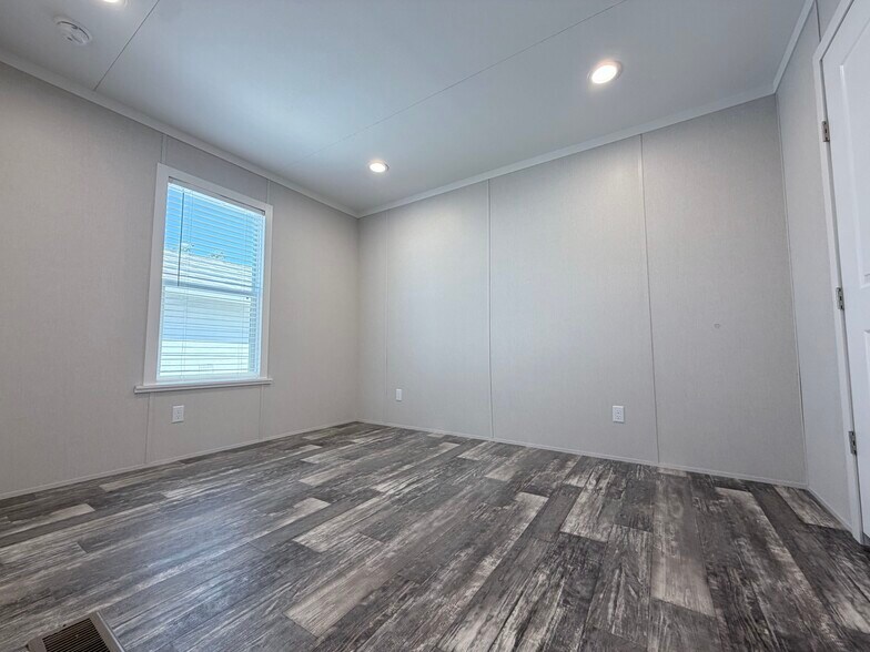 Building Photo - 709 N Collins Fwy
