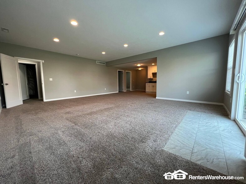 Building Photo - 305 NE Prairie Wolf Dr