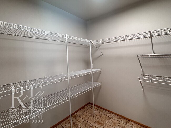 Building Photo - 2290 SW Siskin Cir