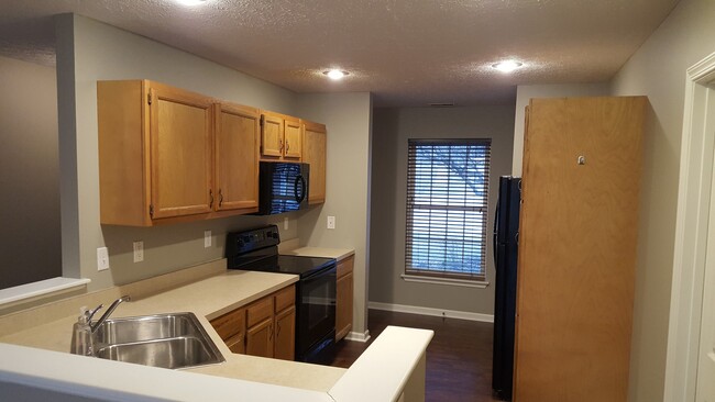 Building Photo - 3 bed, 2 bath Home with GARAGE!