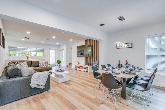 Building Photo - 834 SW 14th Ct