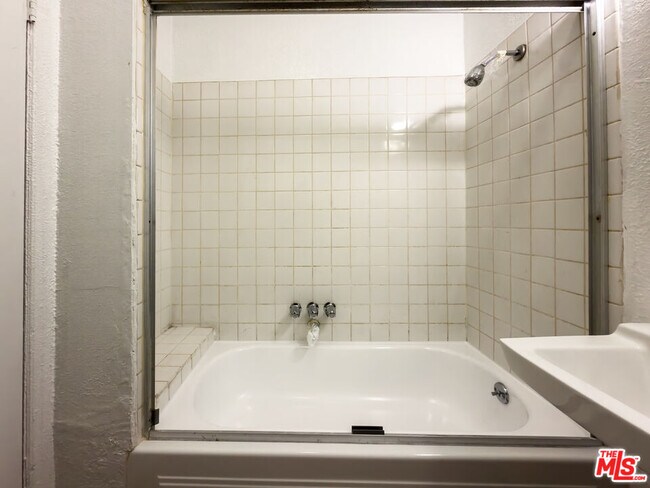 Building Photo - 4367 S Van Ness Ave