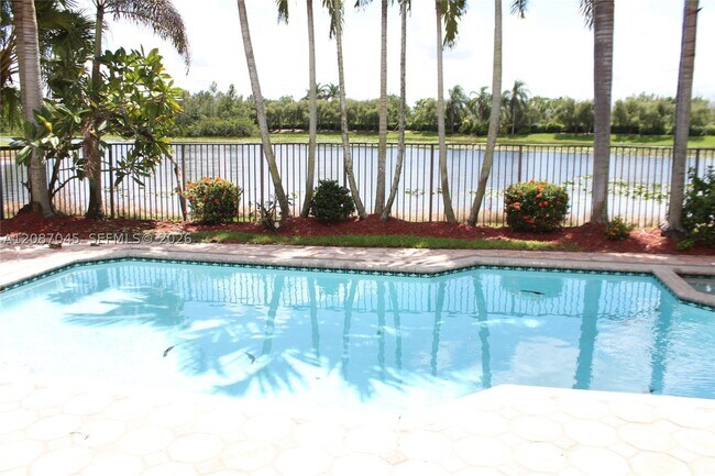 Building Photo - 2568 Jardin Dr