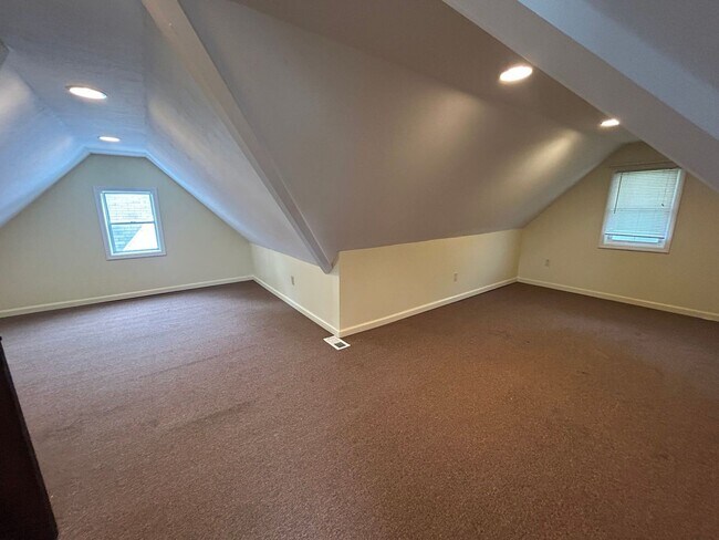 Building Photo - Charming 3-Bedroom Home in Peaceful West Toledo Neighborhood