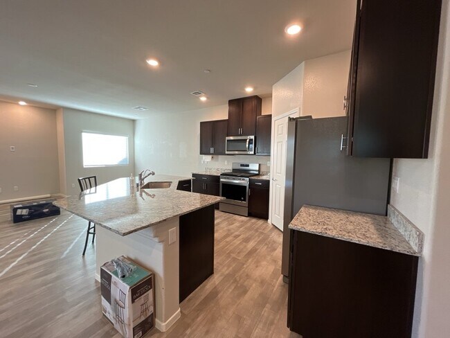 Building Photo - SHORT TERM LEASE,  Beautiful 3 bedroom 3 bathroom townhome.