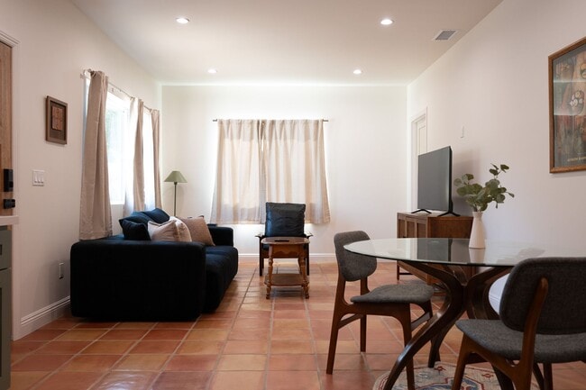 Building Photo - Contemporary New home in Monrovia