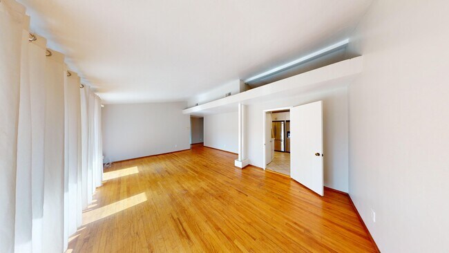 Building Photo - 5311 Saxon St